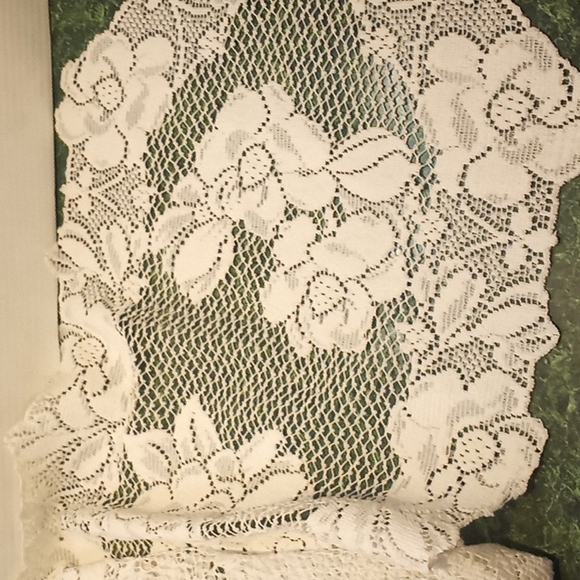 Lace Trimed Table Runners Cloth - Picture 3 of 5